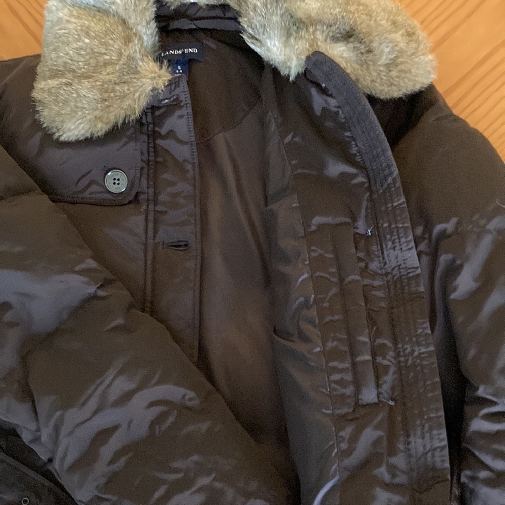 Ladies size small Lands’ End down puffer coat with detachable faux fur collar. - Picture 7 of 9